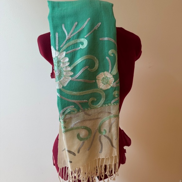 NWOT Pale Green and Cream Embroidered Wool Pashmina Shawl/Scarf - Picture 1 of 12